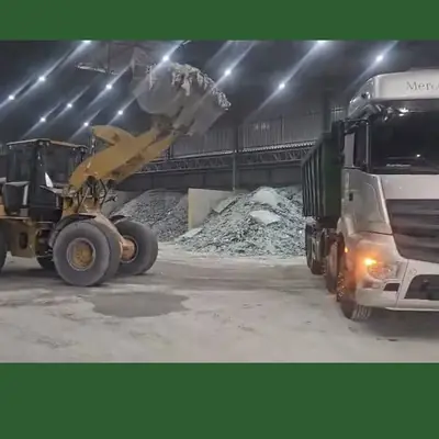 Vídeo da JVL: pá carregadeira e caminhão no galpão de vidro