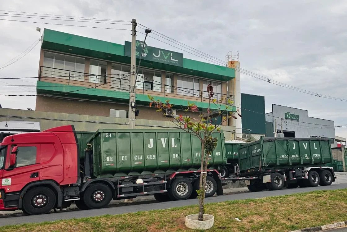 Sede da JVL Reciclagem de Vidros em Atibaia, com caminhão e caçambas da frota na frente